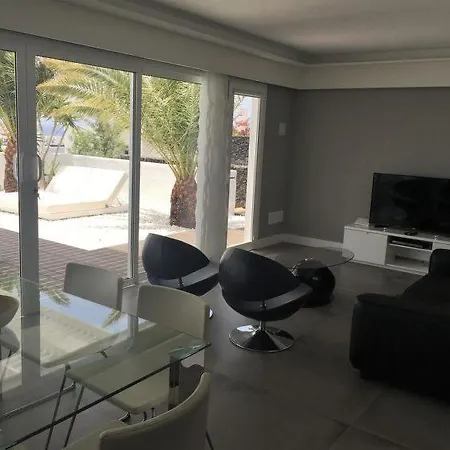 Dom wakacyjny Playa Blanca Sleeps 6 Pool Air Con Wifi *